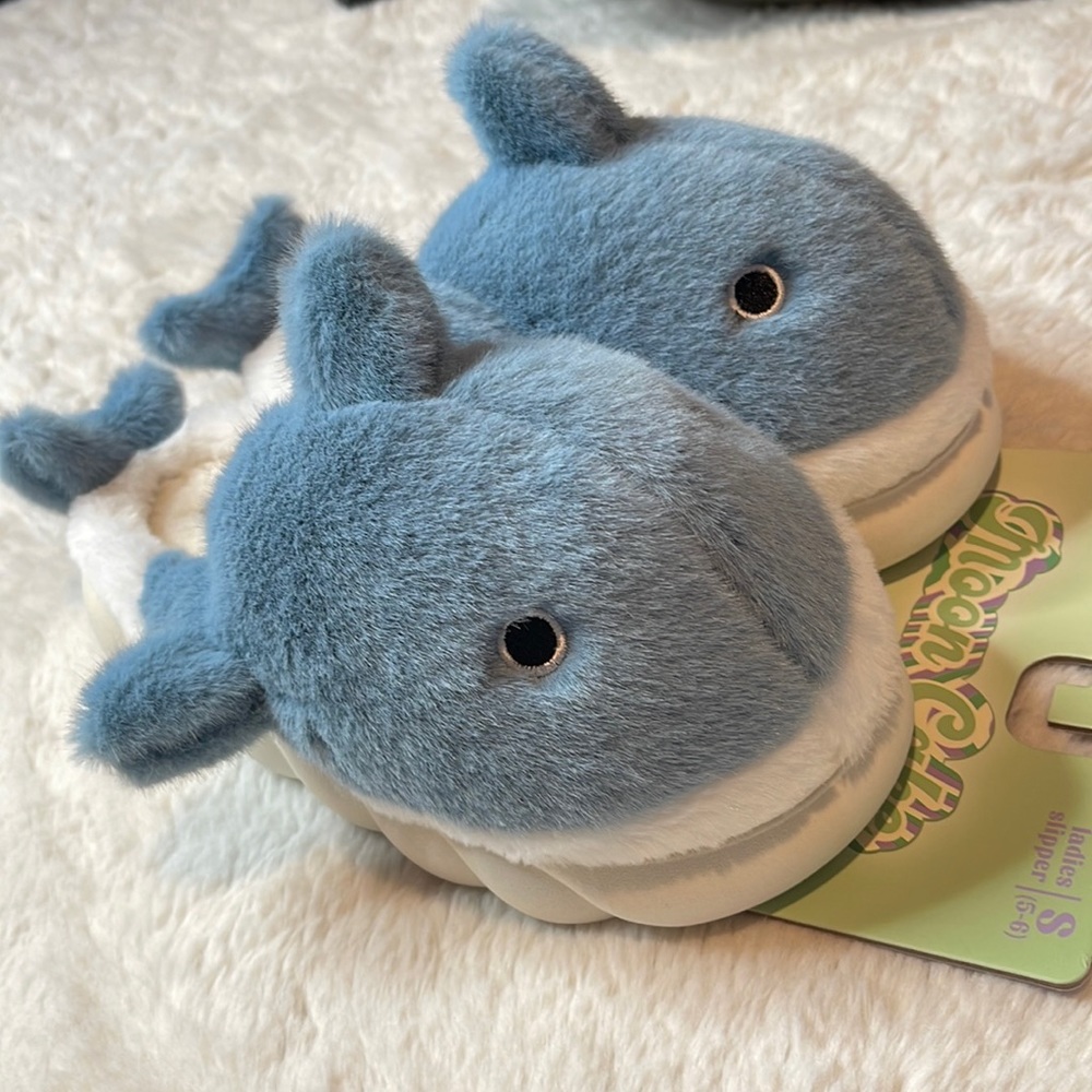 NWT Mooncake Whale Slippers - SIZE: 5-6
